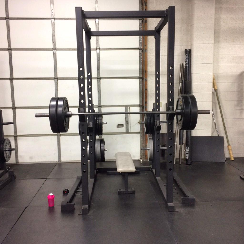 1johnnyprimo's tweet photo. 10x10 back squat at 225 then 20 lunges 30 sec wall sit,18 lunges 30 second wall sit.So on until 2 lunges.@Gresh49 http://t.co/7AQjxGi13Q
