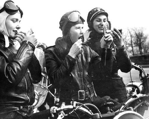 Mujeres y moteras, la combinación perfecta! Nos encanta esta imagen <a href="/MujeresMoteras/">Mujeres Moteras</a>
