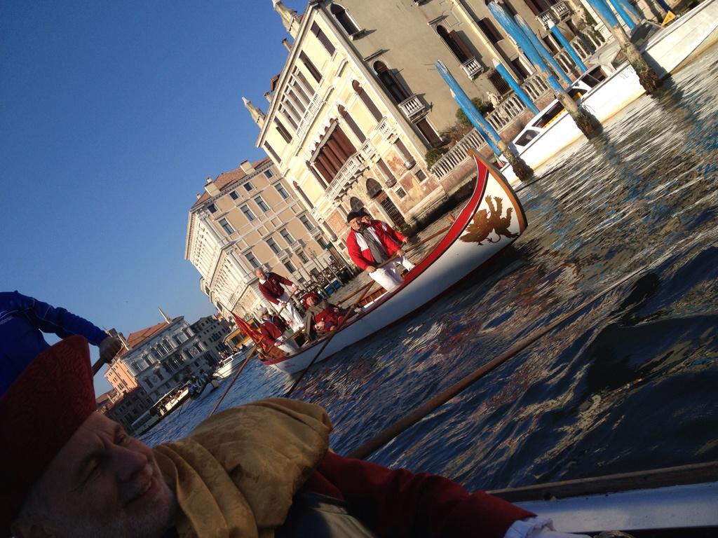 pc_schaefer's tweet photo. @Venice_Carnival @MassimoAndreoli @comunevenezia Corteo storico di #CERS e #remiere in onore della Maria dell'anno http://t.co/3RTT93JIp8