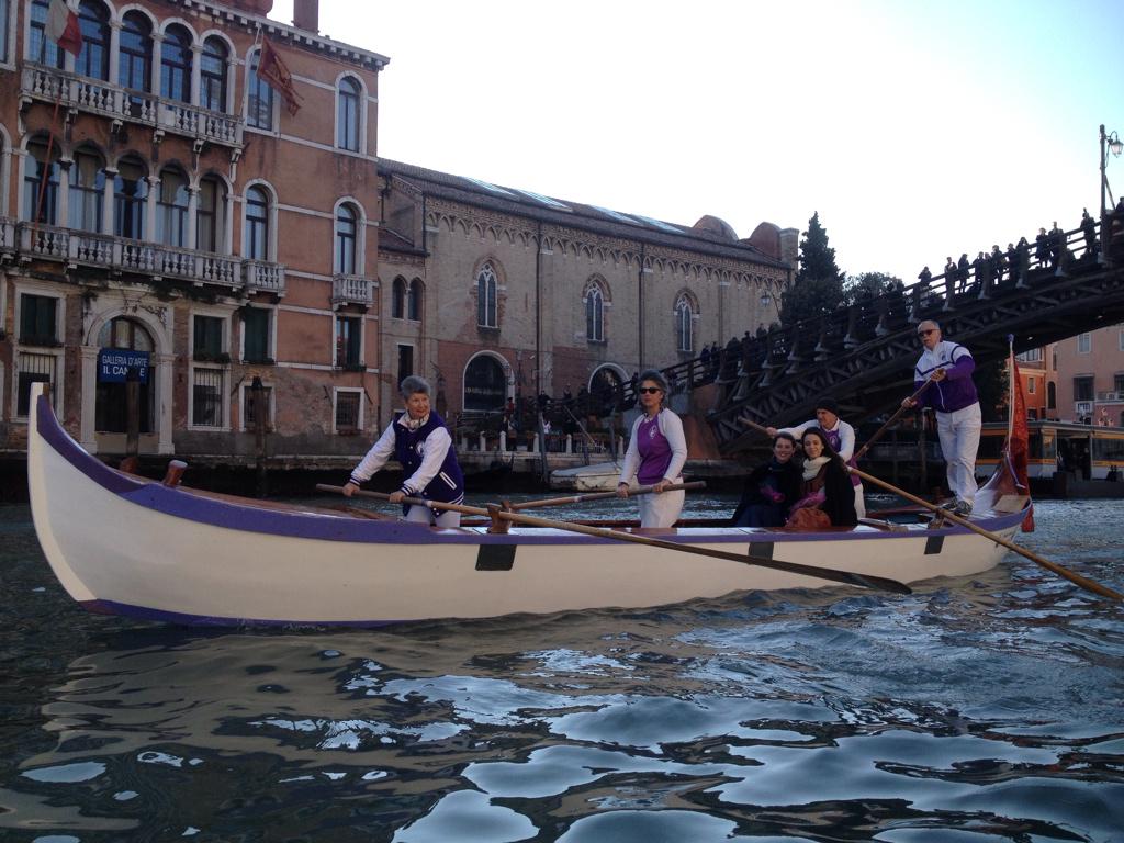 pc_schaefer's tweet photo. @Venice_Carnival @MassimoAndreoli @comunevenezia Corteo storico di #CERS e #remiere in onore della Maria dell'anno http://t.co/3RTT93JIp8