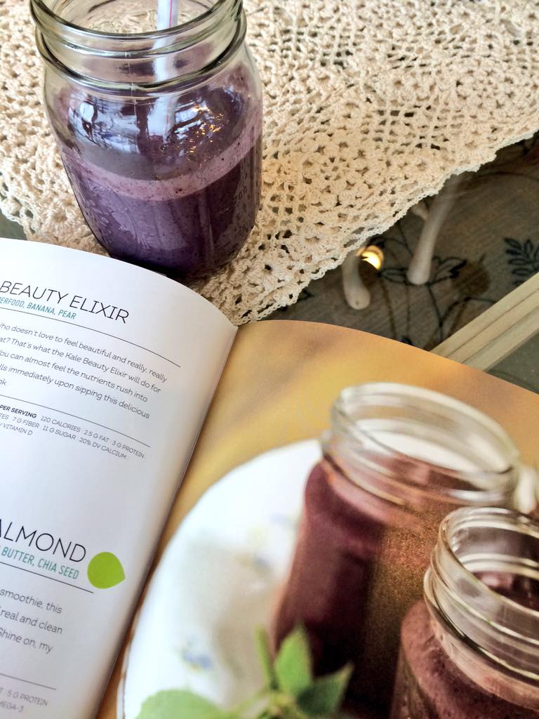 GZDoll's tweet photo. Scored the last copy in store yesterday of @CandiceKumai #cleangreendrinks. Delicious and healthy smoothie today! http://t.co/UJ99cnGkhB