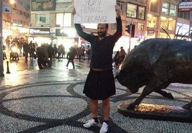HDNER's tweet image. Turkish man wears skirt for victimized women, triggers social media calls for massive march
bit.ly/1DlTokW