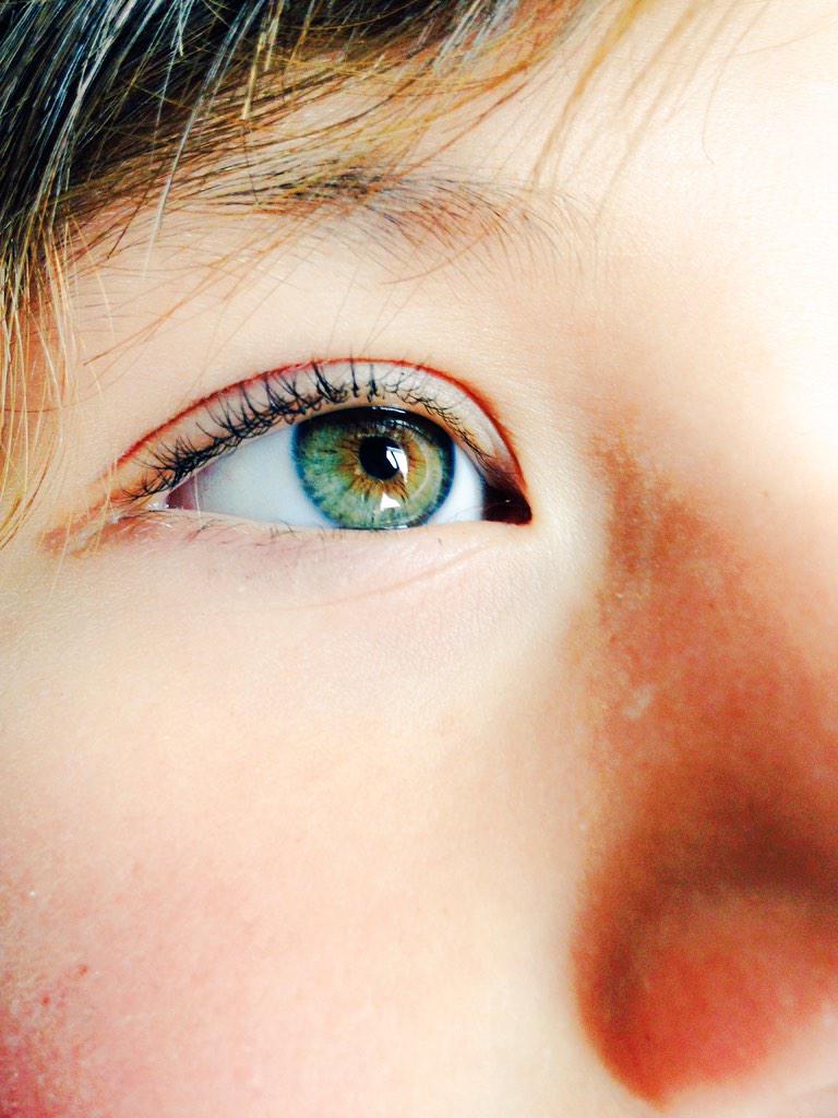 MalyFld05's tweet image. What a color! My nephew's eye. 😊 #greeneyes #nativeboy