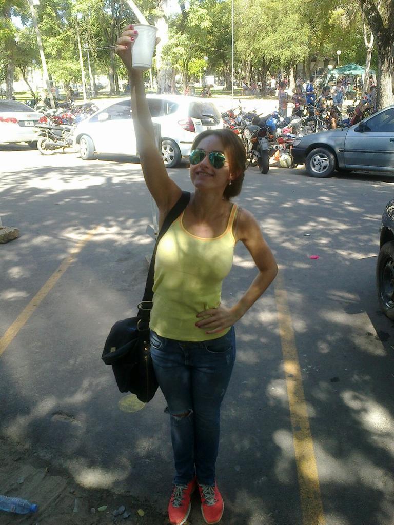 apurocarnaval's tweet photo. La Reina del Carnaval Belen Quincose festejando el título de @SapucayCtes http://t.co/GiwiqUgNmb