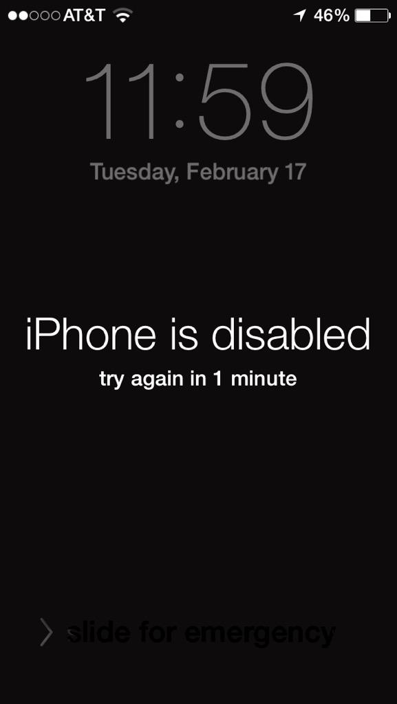 BombAssCocoNig's tweet photo. Coach T locked me out of my phone. ✋😑 http://t.co/9ylXTkdUA0