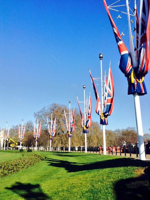 ElmoMay96x's tweet photo. #london #mall #sights #flags #fountain #BuckinghamPalace http://t.co/IYf9AyIJfv