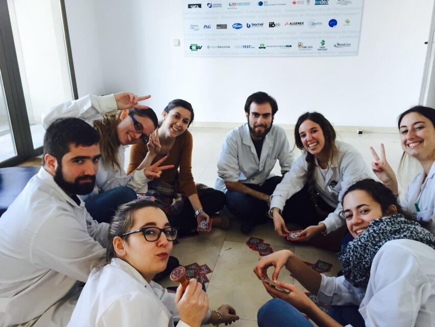 Anukisima's tweet photo. Convirtiendo las horas de laboratorio en algo divertido 👌👌 http://t.co/2l7KNzb7Jk