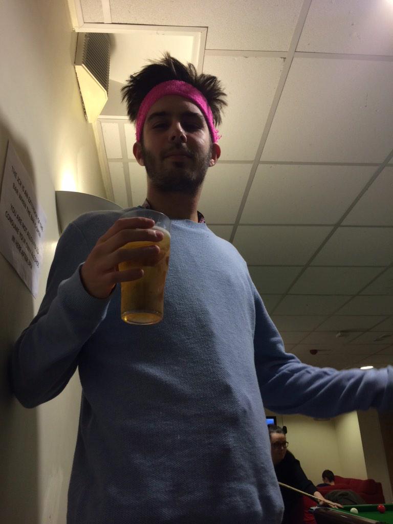 CCDreamTeamPool's tweet image. The Slim Reaper doesn't let his poor lid get in the way of his pool. 2-0 Collingwood.