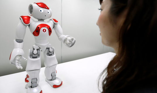 Робот человек. Для нее будет робота. Робот компаньон. Для нее будет робота. Робот сидит.