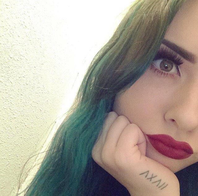 _vxndetta's tweet image. when ur bored n no one talks 2 u ;//