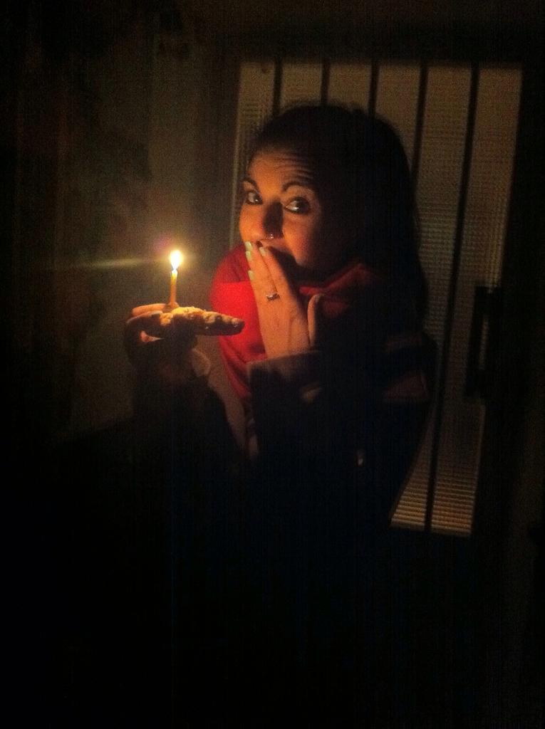 laurii_95's tweet photo. Sorpresa de mis loquis @alba_valdo y @XII_XII_MMX bollito con velitaa para mi cumple! Jajajajajajaja #SeHacenQuerer http://t.co/xvFVjJMFY2