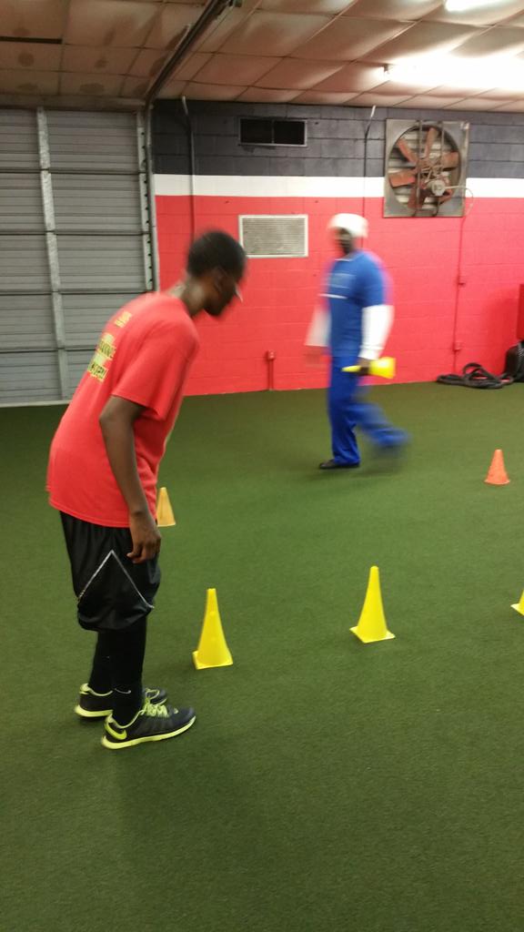 MarkLiles3's tweet photo. 12 yr old multi star athlete Jalan Black putting in great work to become an elite athlete very soon. http://t.co/qEXBCrWEQV
