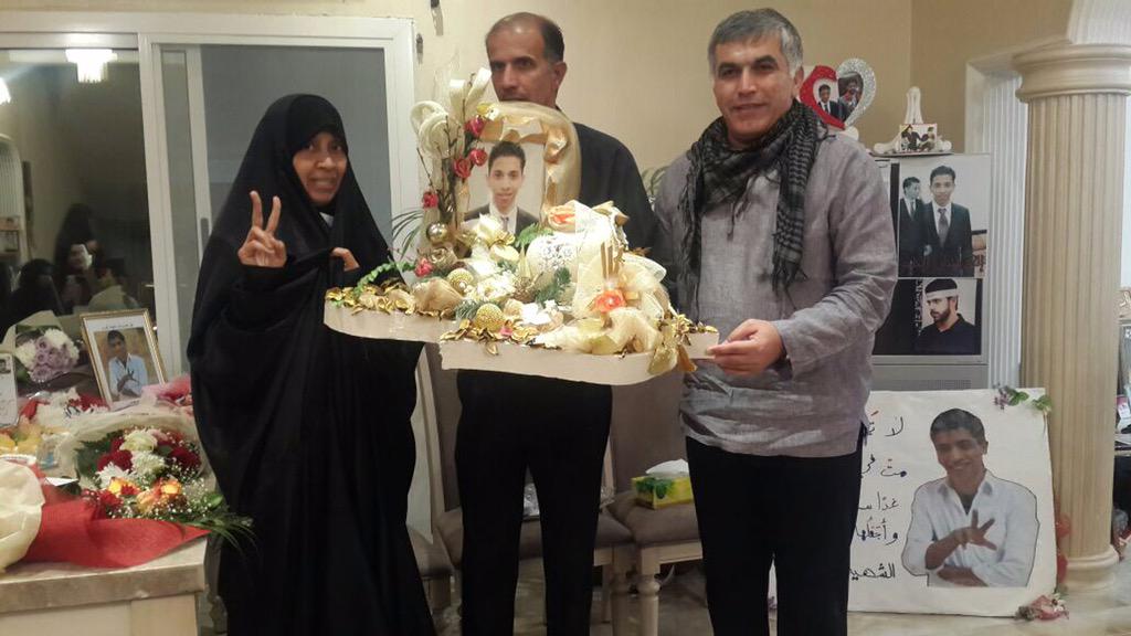 NABEELRAJAB's tweet photo. زرنا منزل الشهيد محمد عبد الجليل والتقينا بوالديه الفخورين به-وسرني معرفة شخصية هذا الشهيد من خلال العبارات التي خطها http://t.co/TIVRJALH3P