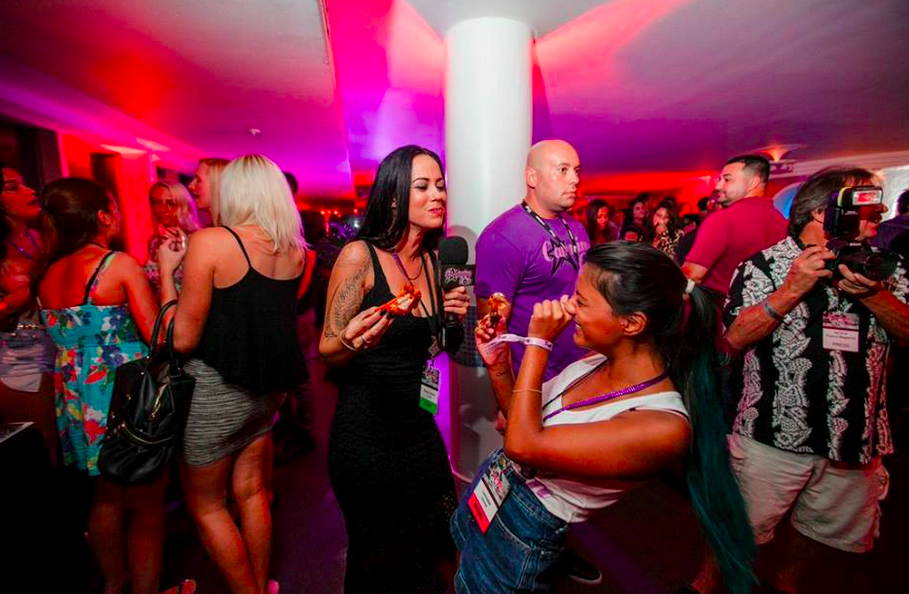 CamConOfficial's tweet photo. Eating wings hard. Crackin up harder @staceyhavoc and Luna :) #camcon2014 #pics #welcometoast #miami #cammodels http://t.co/2g8MF4Sauc