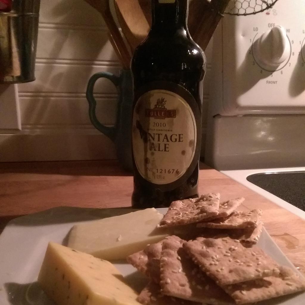 gpowlas's tweet photo. Downton Abbey time with a little treat from @FullersBrewery http://t.co/Bx7N2puWo5