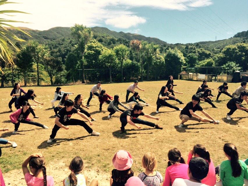 swynz's tweet photo. The Japanese participants are doing a traditional dance as a means of thanks for sharing Otari school with us  #swy27 http://t.co/OnGHrOgdKR