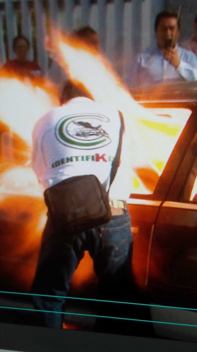 luisamatonm's tweet photo. Así fue el flamazo de ayer en la quema de #AutoChocolate en #Torreón  cuidado amigo. http://t.co/eo2uIagS8i