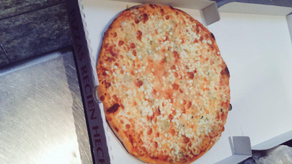 La última pizza de hoy, una Cuatro Quesos. Hoy @Joseluisgr97 se ha llevado nuestro 2x15, gracias!