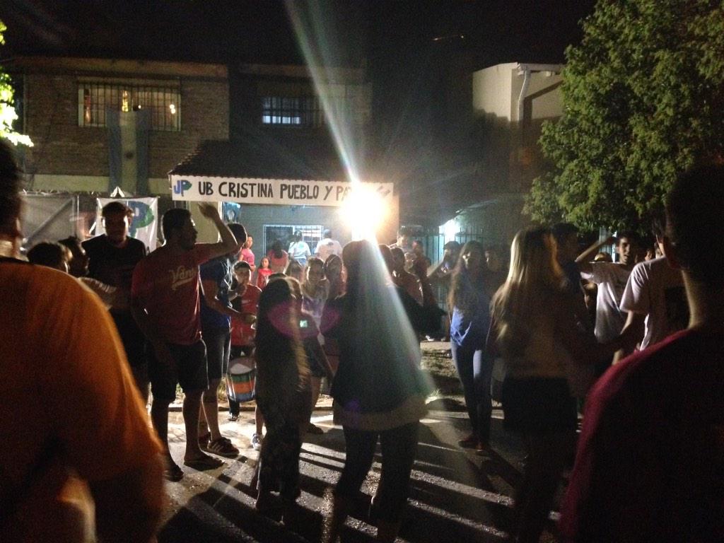 Cristina Pueblo y Patria. Y amor. Y también alegria. 
<a href="/lachilingaOK/">La Chilinga</a> en la inauguración de nuestra nueva básica