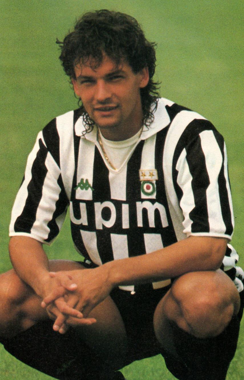 Happy 48th Birthday to Juventus Legend Roberto Baggio. Signed for a world record transfer fee of £8 Million in 1990. 