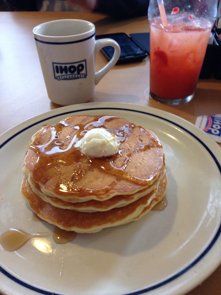 andrescaiced0's tweet photo. Pancake day ihop style (or iPod as my dad calls it) #FL http://t.co/3n64oSFddm