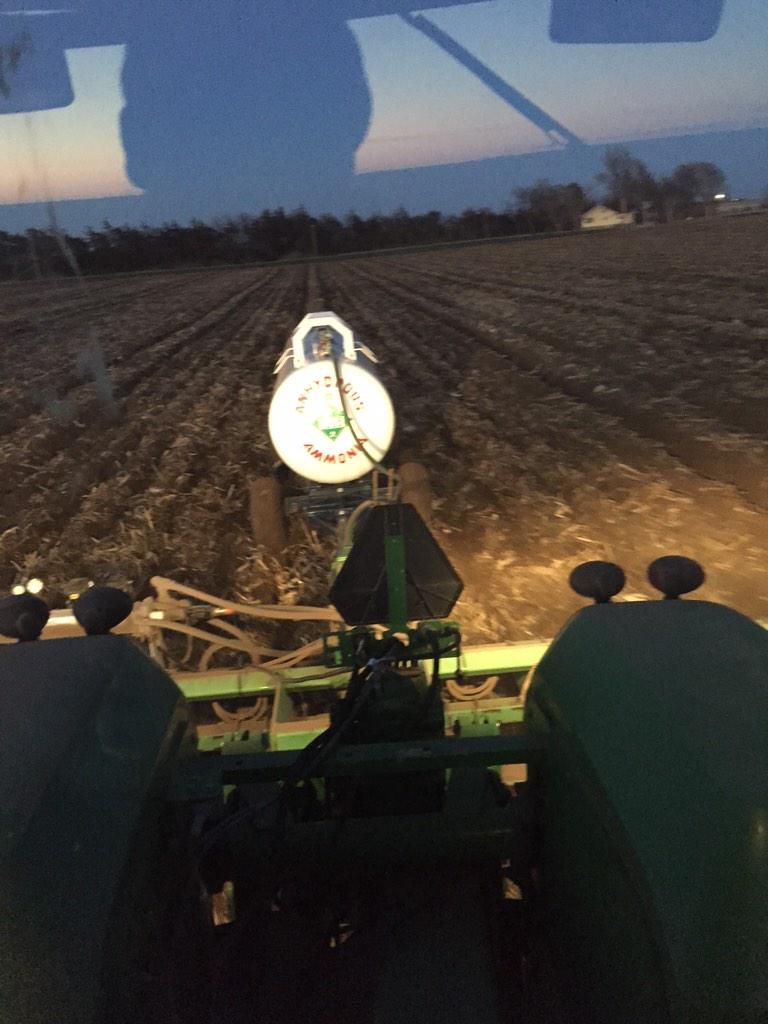 Late nights feeding the world. #yourwelcomeamerica <a href="/cschneid95/">©layton Schneider</a> @mariss_kay <a href="/TChamp_78/">Tanner Chapin</a> <a href="/ksplowjockey/">Kyle Zimmerman 🌾 🌾</a>