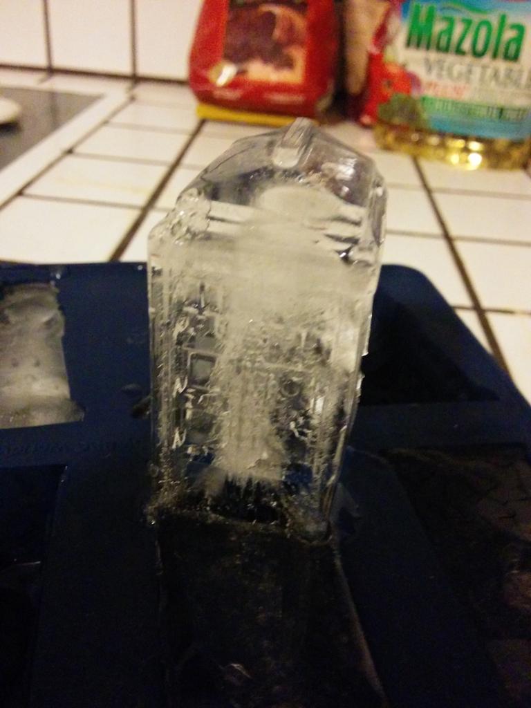 josequinones's tweet image. Cool ice "cube" #drwho  #darleks #tardis