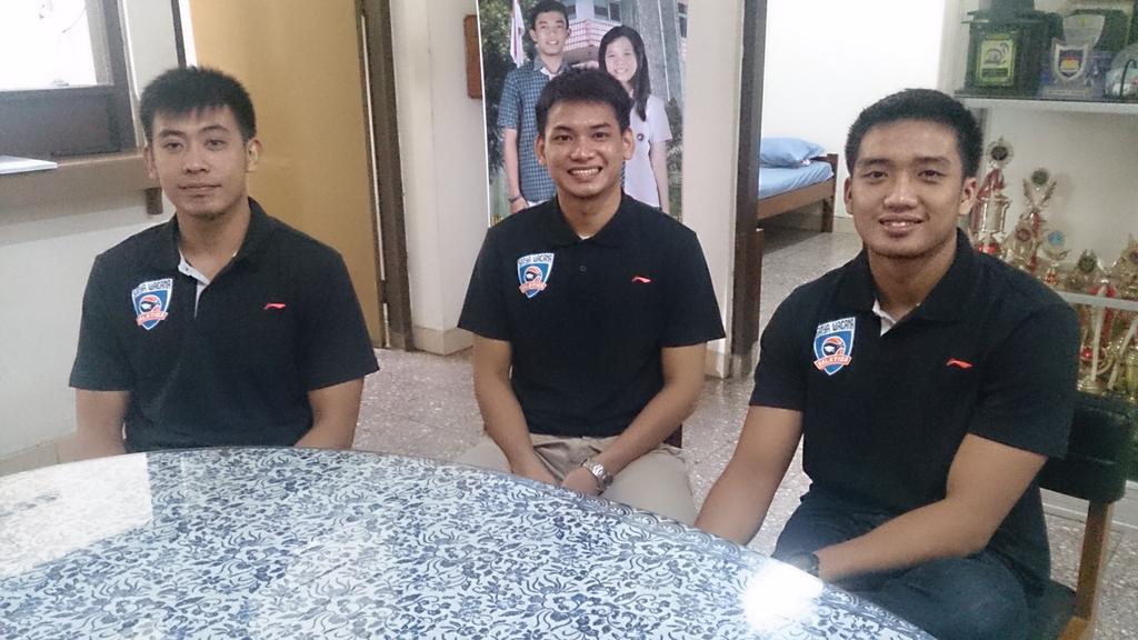 nblindonesia's tweet photo. Santai dulu di ruang kepala sekolah Lab school ;) @jerrylolowang @yosuaJo @ragilrespati5 @Sw_basketball #IndiHomeNBL http://t.co/bfywtBTL85
