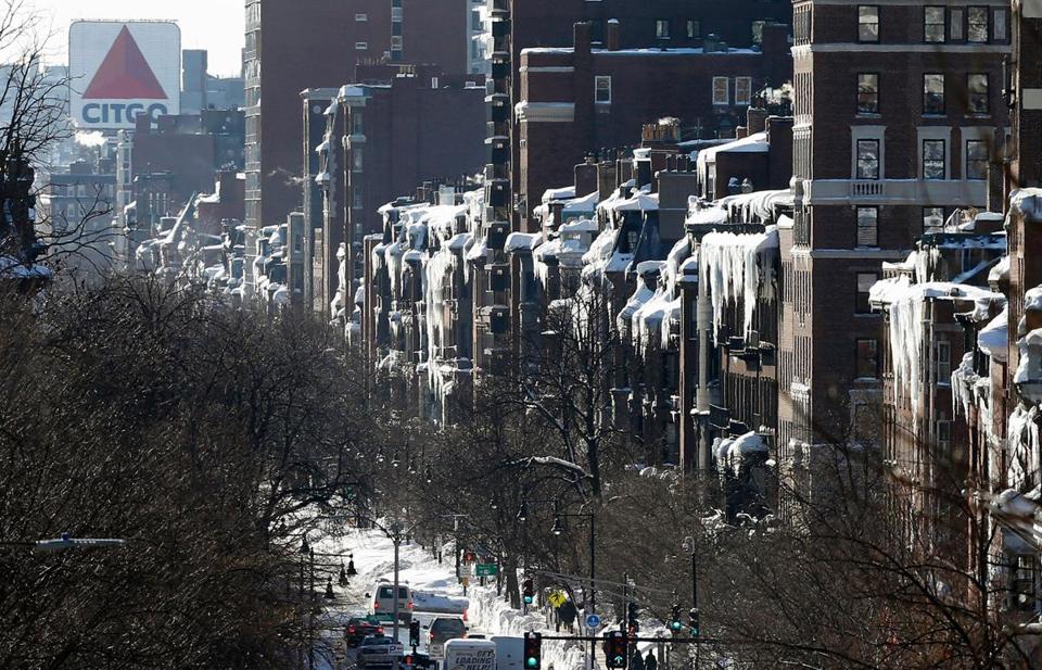 BostonGlobe's tweet image. PHOTO: Icicles hung from buildings on Beacon Street  More: ow.ly/JehRk