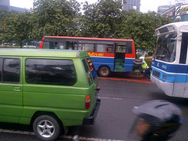 10:11 Metro Mini gangguan mesin di Jl.Gatsu Semanggi arah Slipi dlm penanganan petugas Polri