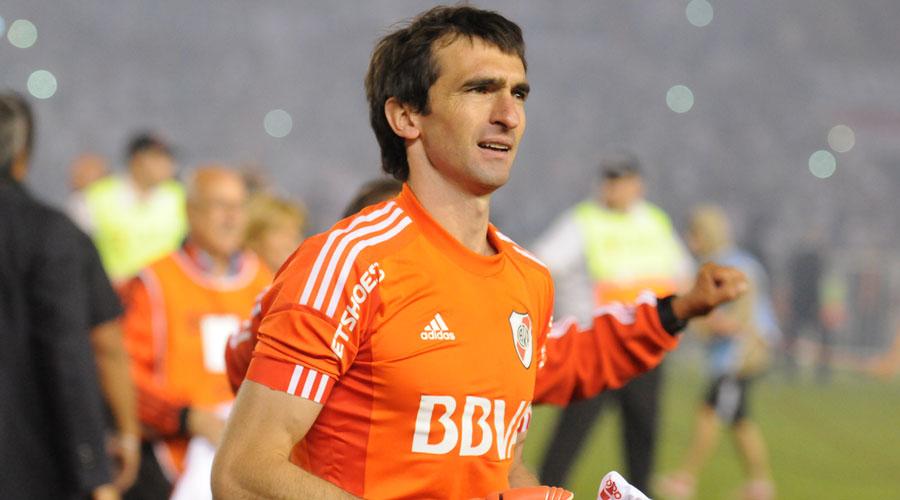 LaBaandaCARP's tweet photo. 51 VALLAS INVICTAS EN 105 PARTIDOS.

4 TÍTULOS.

1 PARAPAM.

CAPITÁN.

FELIZ CUMPLEAÑOS BAROVERO!
#FelizCumpleTrapito http://t.co/9eSHvbZ0hF