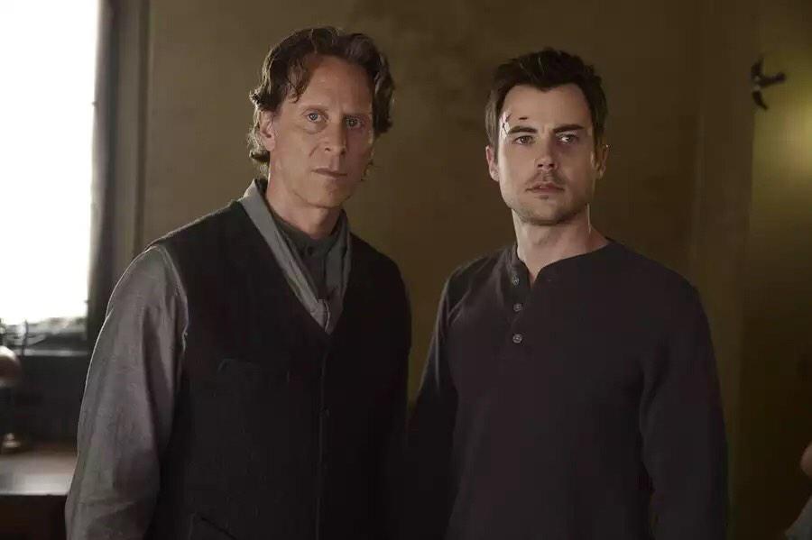 Helix_Fans's tweet photo. @TheStevenWeber #BrotherMichael has always been rocking the vest #TransformationTuesday ? @Helix #Helix http://t.co/x5HEizPxi0