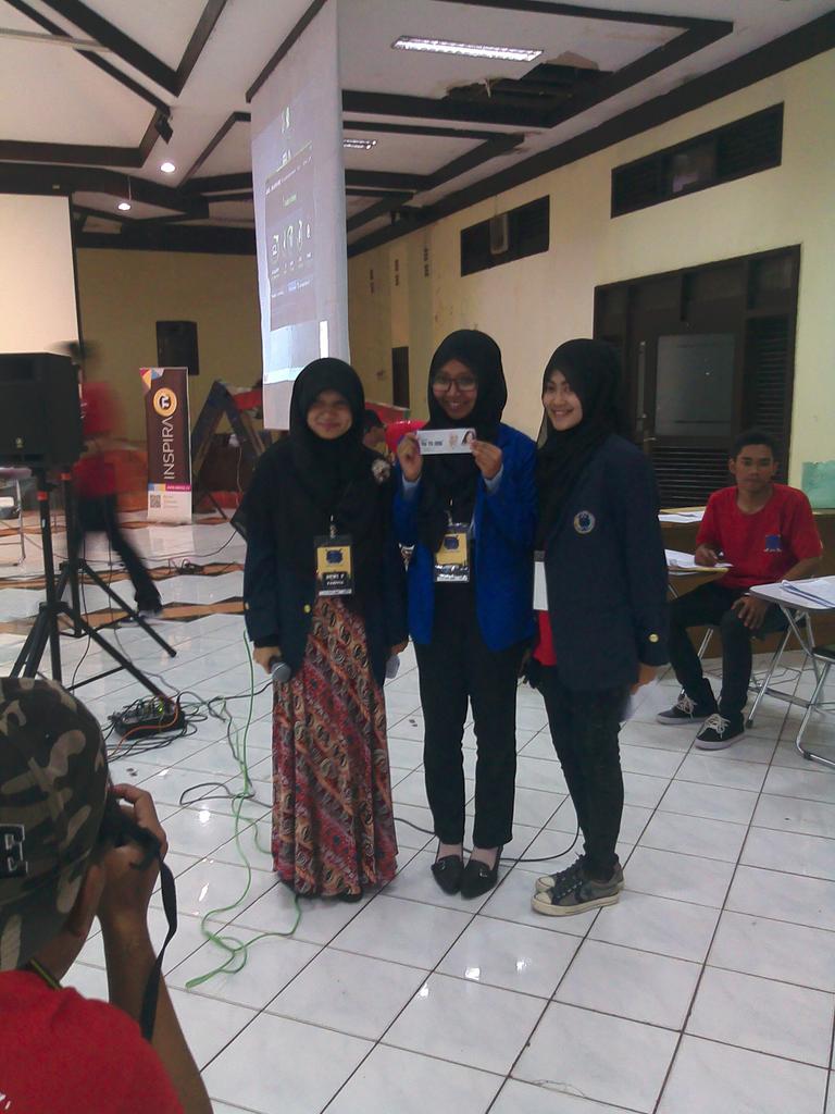 HIMAKAFEUNLA's tweet photo. Waahh asiiiiik yaa.. ngga cuma nonton aja yang seru, tapi dapet 'DORPRIZE' juga loooh dari WARDAH 😄 http://t.co/FC4TzcH3fX