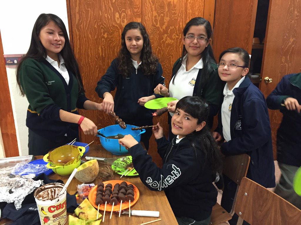 secundariafll's tweet photo. Alumnos de primer año en su taller de cocina en frío. Deliciosas brochetas de fruta bañadas en fuente de chocolate! http://t.co/bjfO5A3z9V