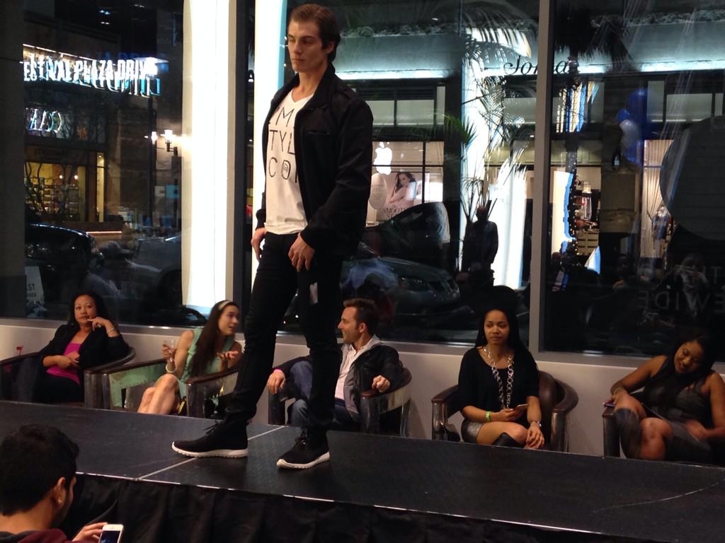 LindberghLV's tweet photo. Hope you will come to our @DTSummerlin store and check out our fashions. #vegas #style @LindberghFly http://t.co/DzI3OaV7NN