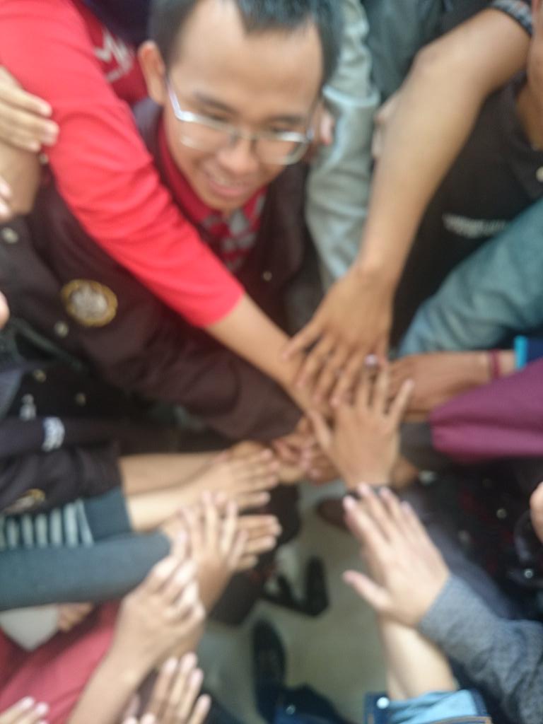 pwkugm2014's tweet photo. #LiveReport Mari kita tutup forum ini dengan jargon bersama wahai para pemimpin dunia 😃

#PWK
#PramukyaArcapada http://t.co/cEygxFca6g