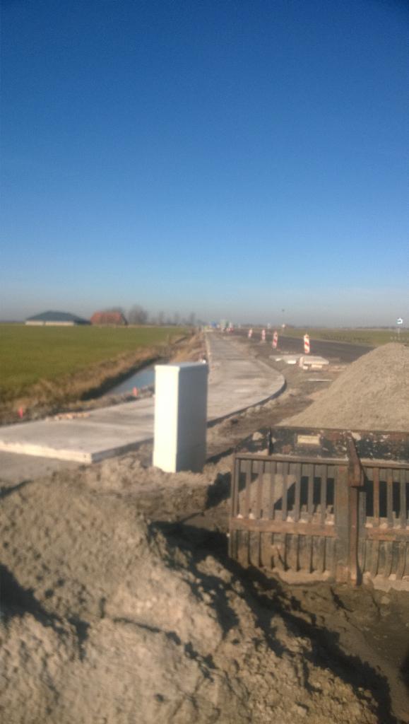 In het fietspad bij de Kleasterdyk worden betonplaten gelegd