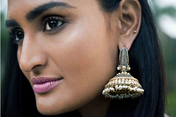 VOGUEIndia's tweet photo. After 25 years in the #fashion industry, multibrand fashion store #Ogaan​ goes online today! http://t.co/6jbMXDDQLQ http://t.co/Uh9w3B3lQM