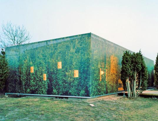 GreenBizWorld's tweet photo. Swedish Juniper House mirrors its surroundings with a clever vinyl facade http://t.co/7pkBC5yixj http://t.co/rAhnVv4xUQ