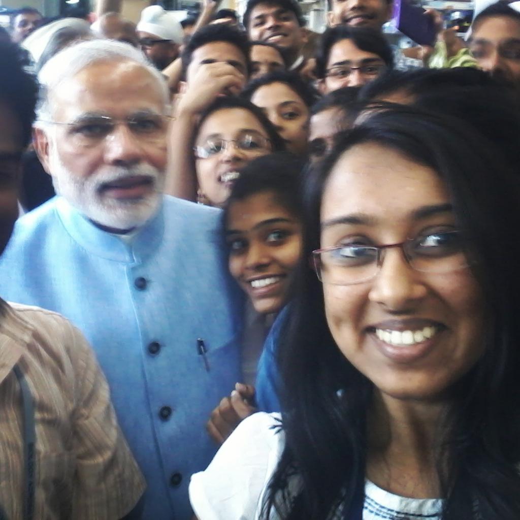 Anjali_jelly09's tweet photo. Scientists ke zindagi rishiyon ke tarah hoga hai #ModiDialogue #selfiewithmodi http://t.co/U0QKYlNppb
