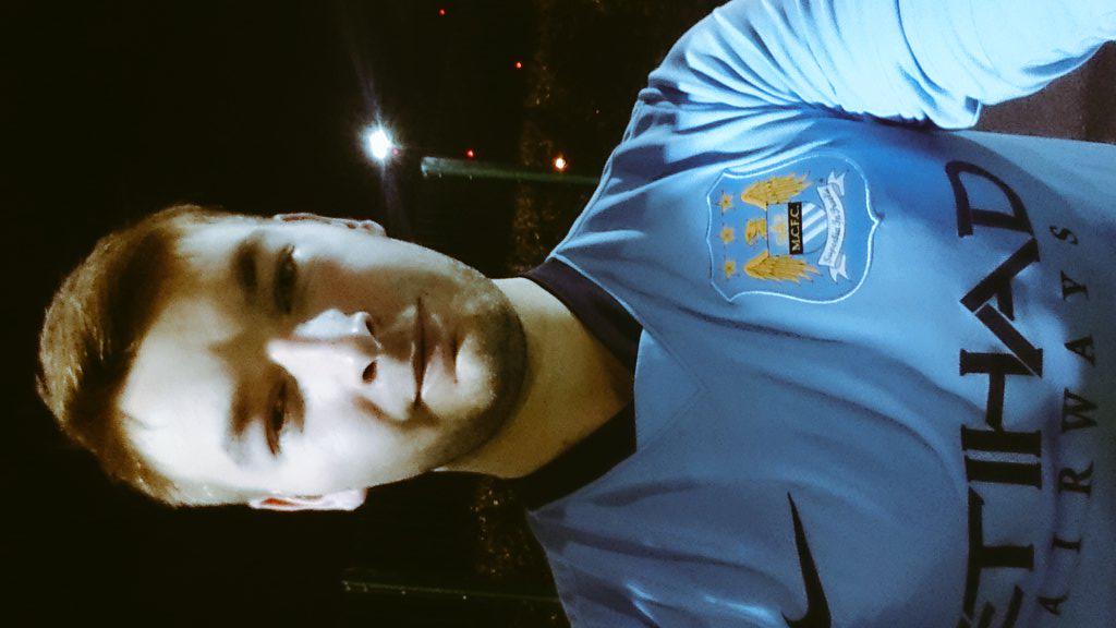 JakeFowles's tweet image. #wrongcolour #manchesterisred #prematchselfie