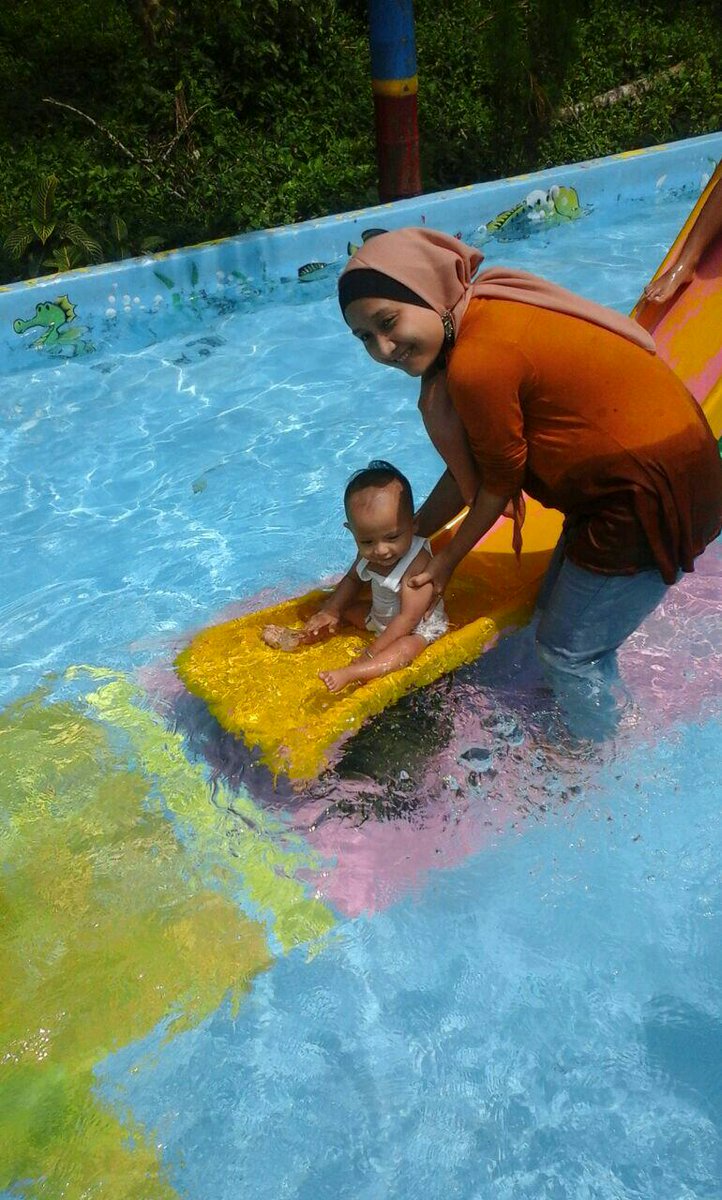 puti_afri's tweet photo. Main seluncuran http://t.co/MPgAfzagPo