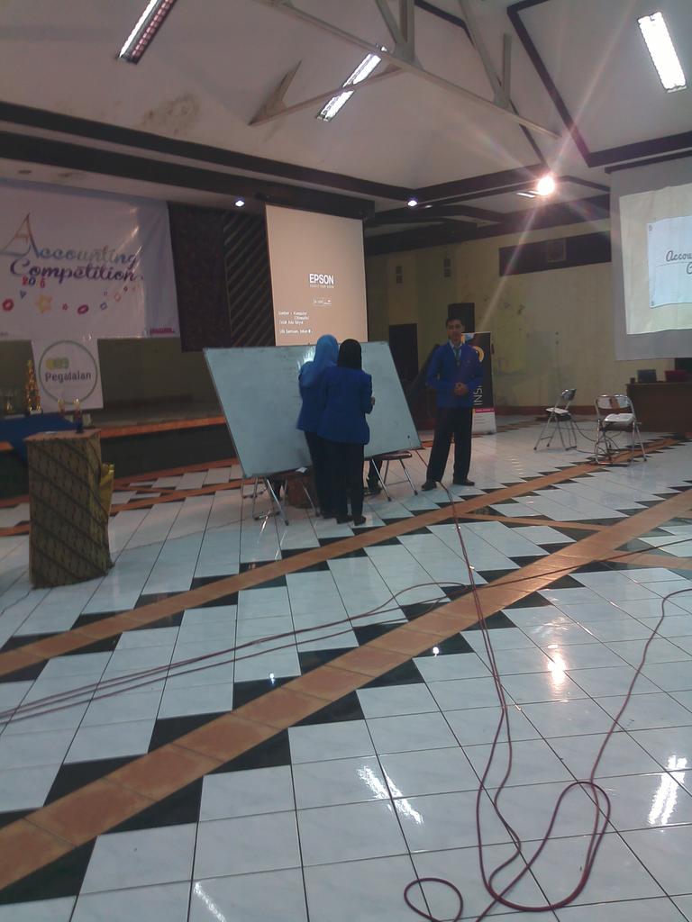 HIMAKAFEUNLA's tweet photo. Suasana 'FINAL' Accounting #wismabuanaUNLA @UNLAbdg http://t.co/389qyEisUk
