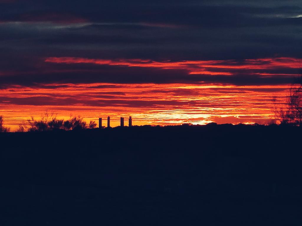 SecretosdeMadri's tweet photo. Así recibe #Madrid el ecuador de la semana ¡Este miércoles promete! ¡Buenos días amigos! (Sublime foto de @AnitarM) http://t.co/2eCSwyqAs3