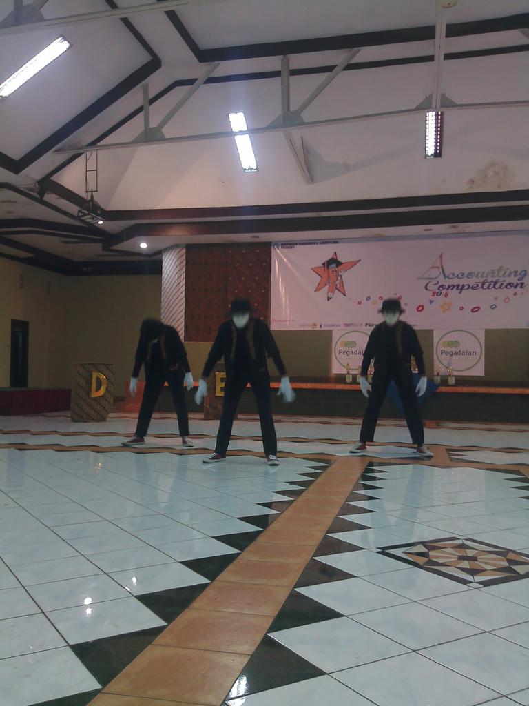 HIMAKAFEUNLA's tweet photo. Performing Dance from SMAN 1 DayeuhKolot #wismabuanaUNLA http://t.co/jzYGYzquX4