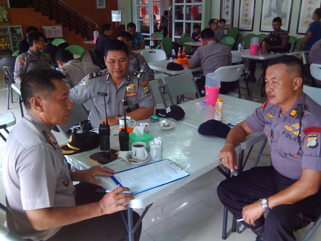 soepriadi23's tweet photo. Sterilisasi di wihara ekayana oleh Ji Bom gegana PMJ persiapan IMLEK (KJ107)@ResJakbar @TMCPoldaMetro http://t.co/LiBVSwGf8k
