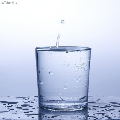 TuiterHits's tweet photo. ¿Qué culpa tiene la gota que colmó el vaso de que las otras lo llenaran? Al final, pagamos los errores de otros. http://t.co/mrQ3kXHCD1