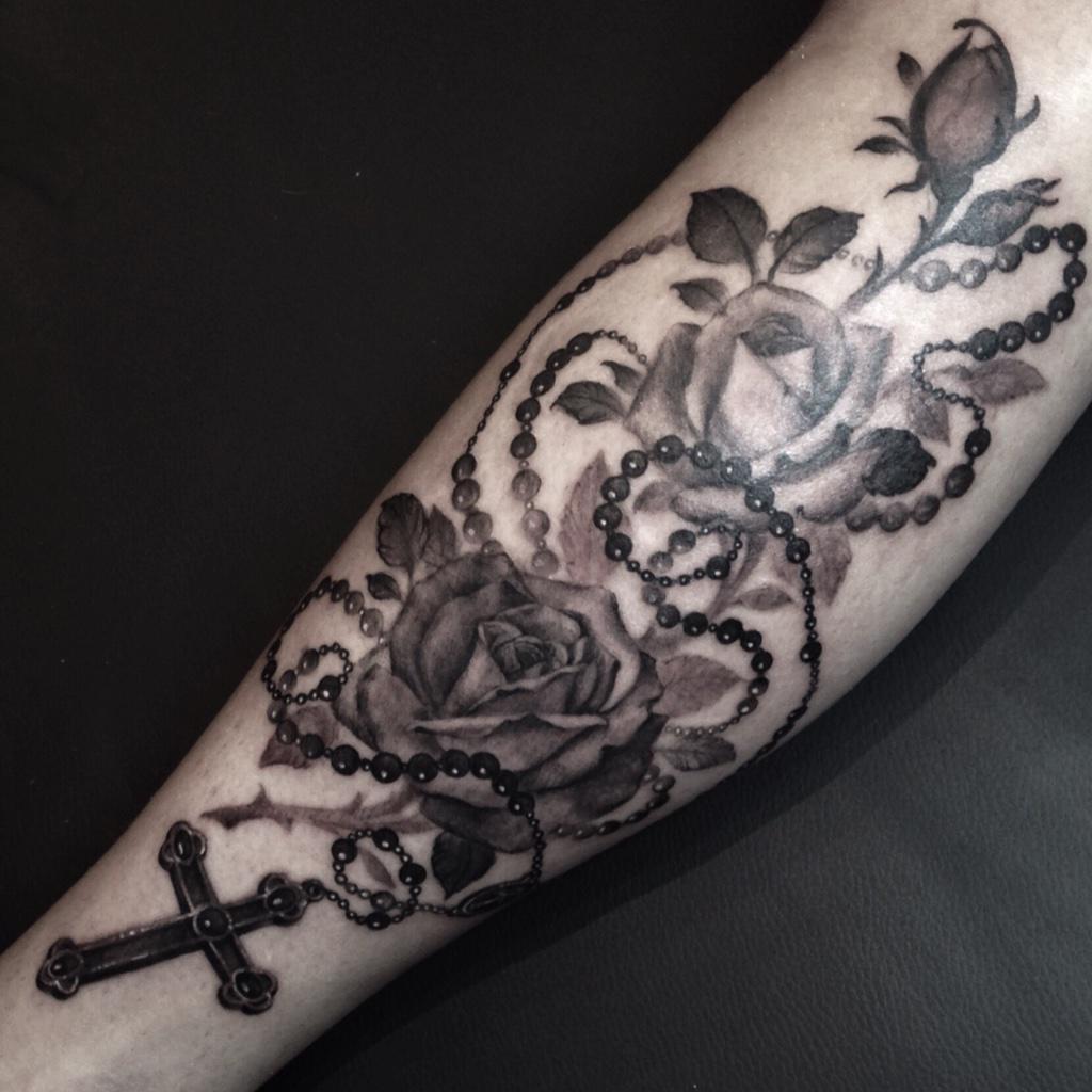 Kat Von D on X: "roses+rosary tattoo I did tonite. http://t.co/WTqFRwWk13" / X