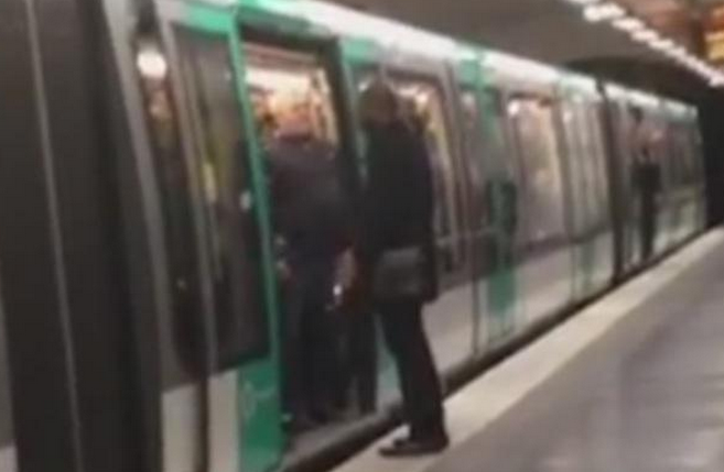 RMCsport's tweet photo. VIDEO / #PSGCHE : des supporters anglais provoquent un incident raciste dans le métro http://t.co/VtcTHpiTkU http://t.co/IwSA29Gezc