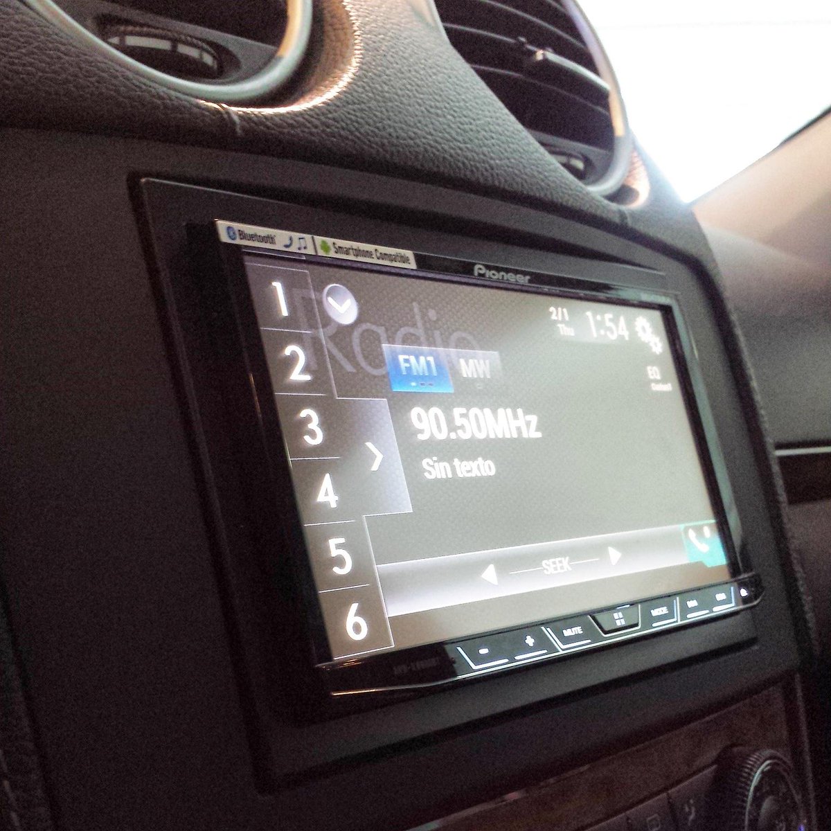Autolan_'s tweet photo. Integración multimedia @PioneerSpain 100% en #MercedesBenz GL.
http://t.co/w9aKF6lhn5 http://t.co/FHfN9Cua1u